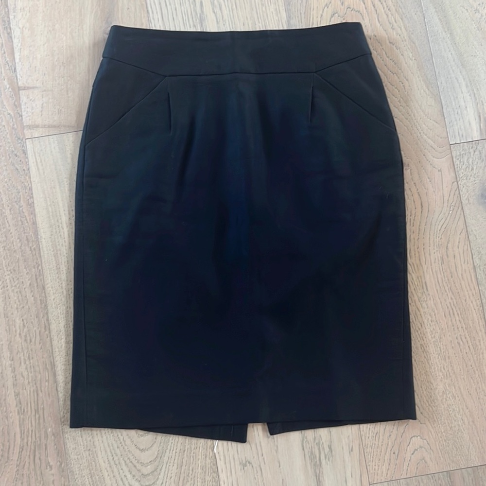 JCrew black pencil skirt with body-slimming contours. 2 front pockets.